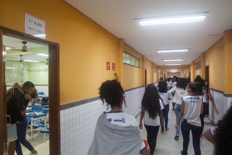 SOBRE AS POLÍTICAS EDUCACIONAIS DO BRASIL