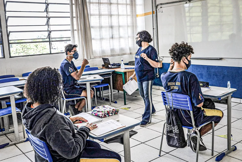 Ideb fica estável, mas aprendizagem retrocede com pandemia; veja as notas