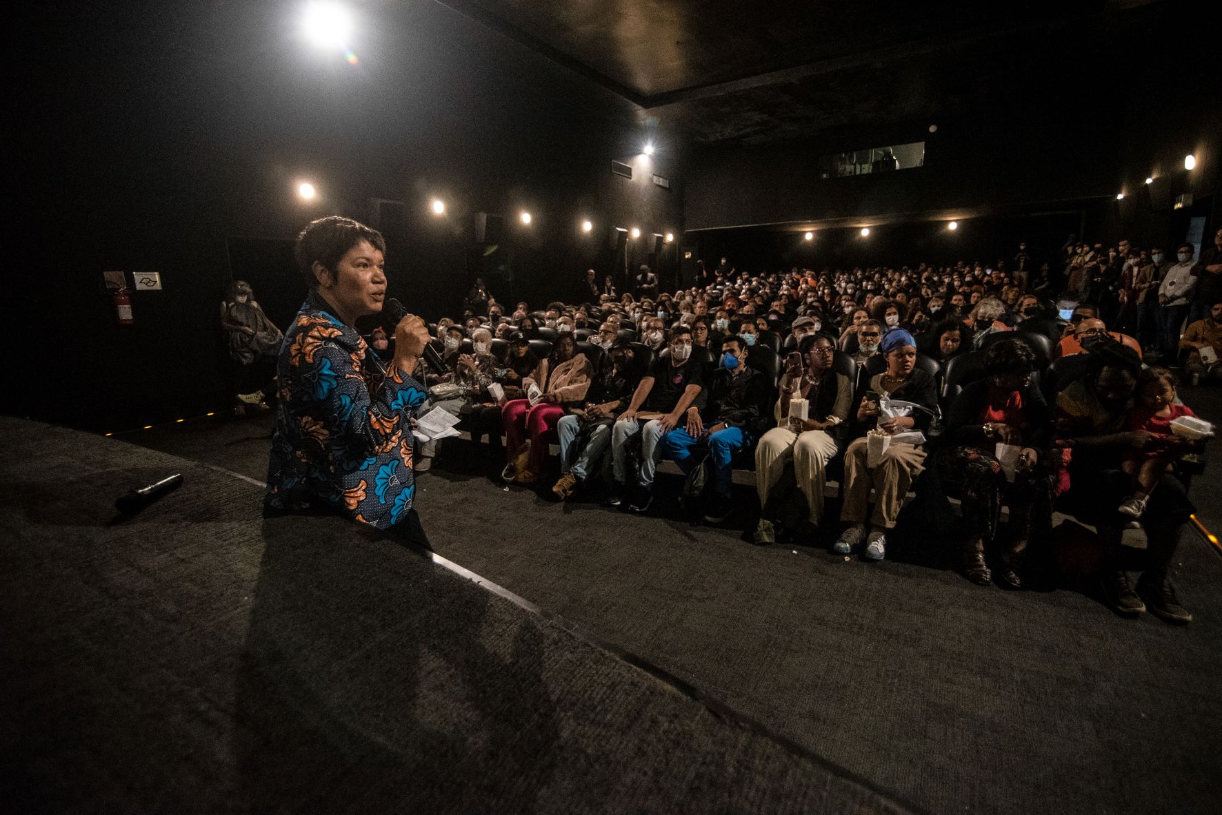  Imagem com fundo azul escuro, com grafismos no canto inferior direito que formam os elos do logo do Instituto Unibanco