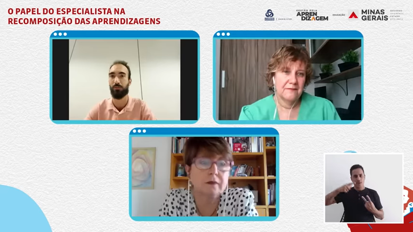 Imagem azul com os elos do logo do Instituto Unibanco